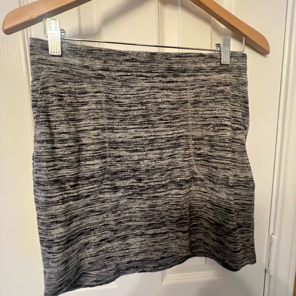 Banana Republic black and grey pull on mini skirt, size PS